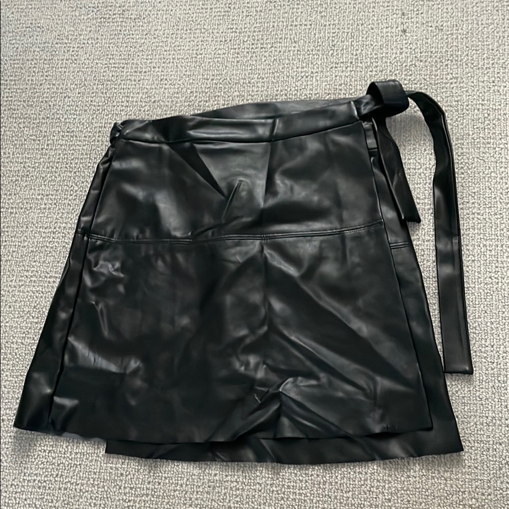 Aritzia vegan leather black mini skirt size small